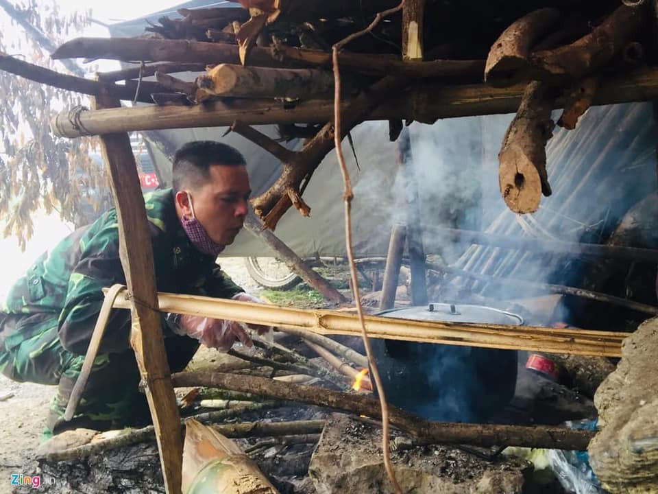 Lính quân hàm xanh trải lá chuối dọn bữa ăn bên suối để chống dịch COVID - 19 ảnh 8