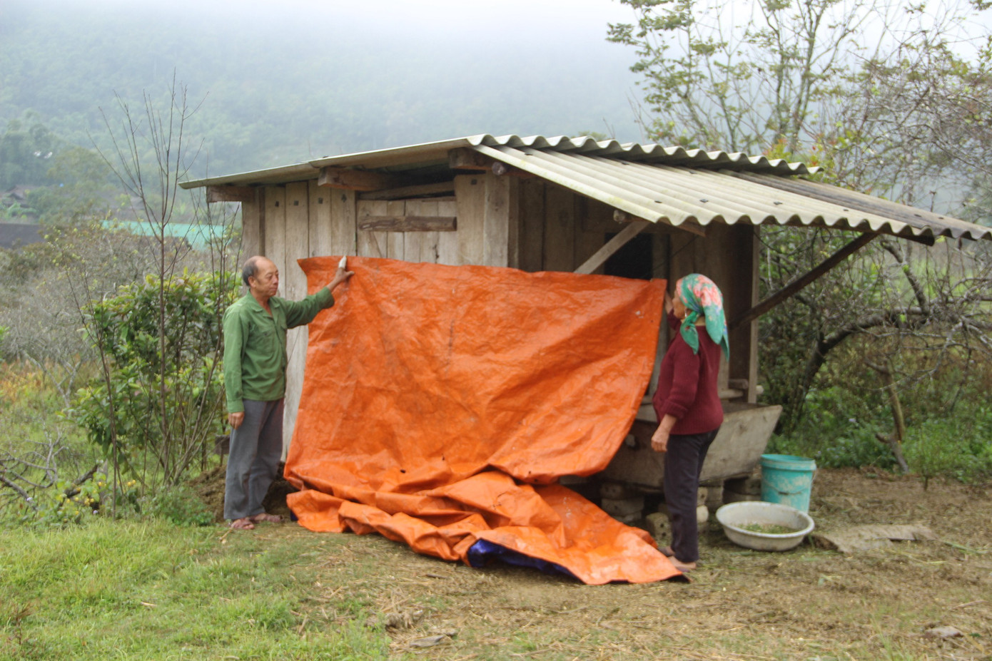 Người dân vùng núi co ro đốt lửa chống rét ảnh 9