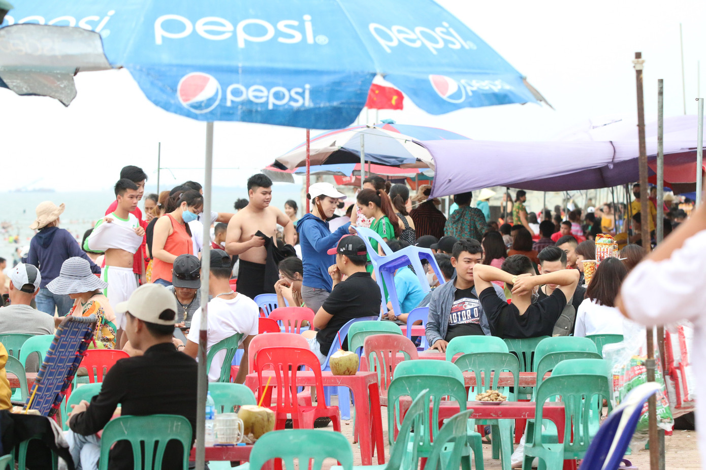 Biển Cửa Lò chật kín người ngày nghỉ lễ ảnh 9