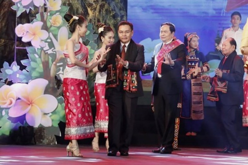 Son sắt nghĩa tình, Trường Sơn Đông – Trường Sơn Tây ảnh 3