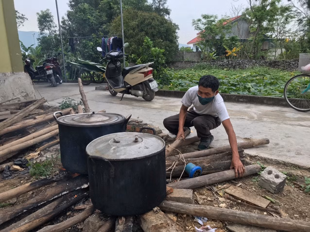 Người dân thâu đêm đỏ lửa luộc bánh chưng gửi vào khu cách ly tập trung ảnh 4