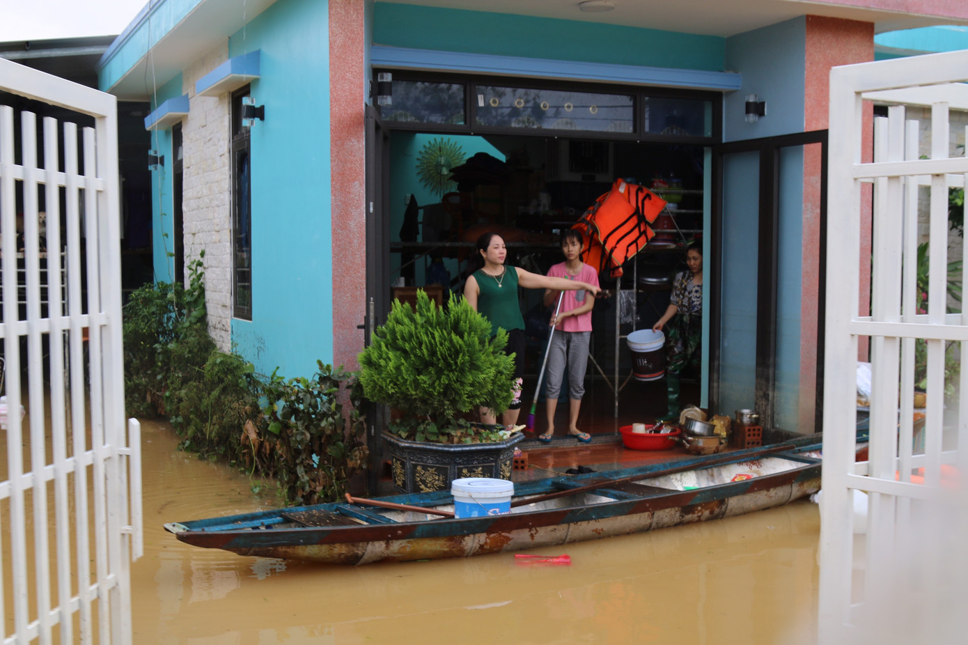 Lũ vây tứ bề: Lệ Thủy, Quảng Bình chìm trong biển nước ảnh 9