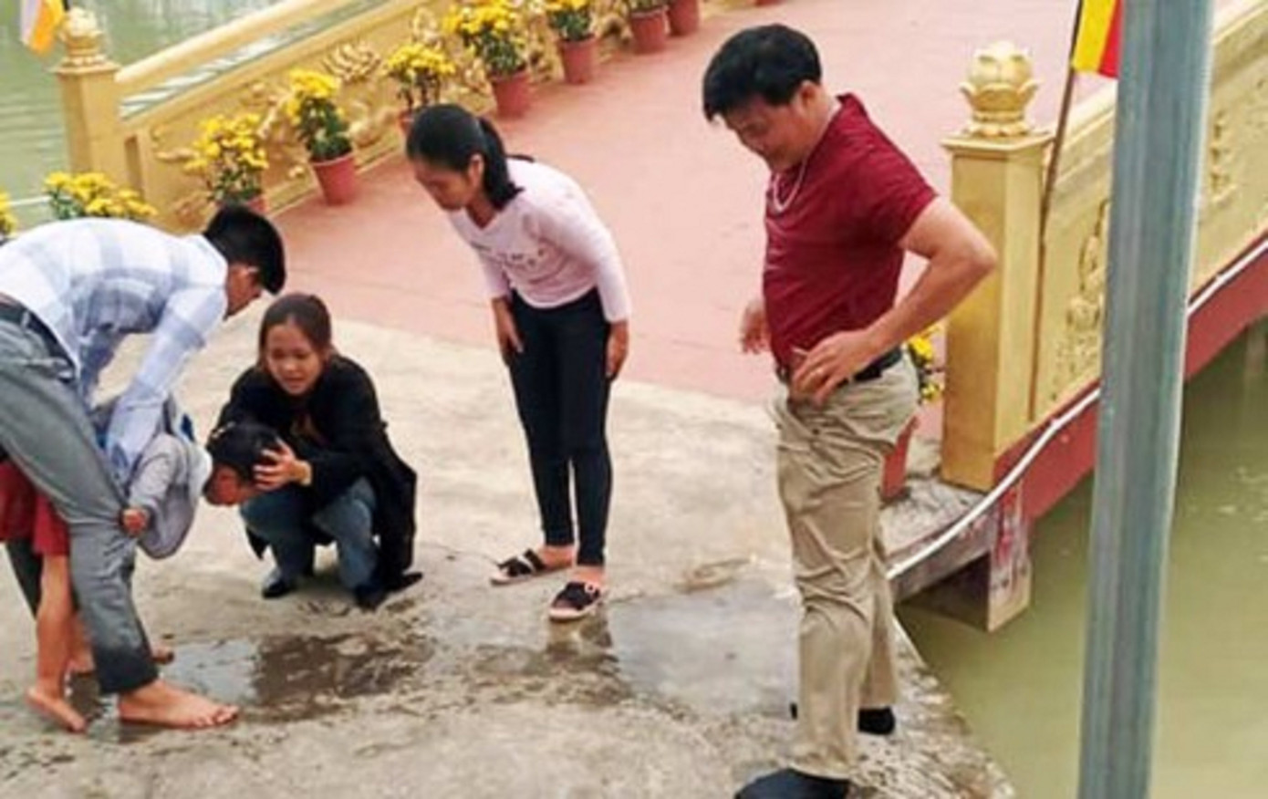 Thầy giáo cứu em nhỏ rơi xuống hồ nước ở chùa khi vãn cảnh ảnh 1