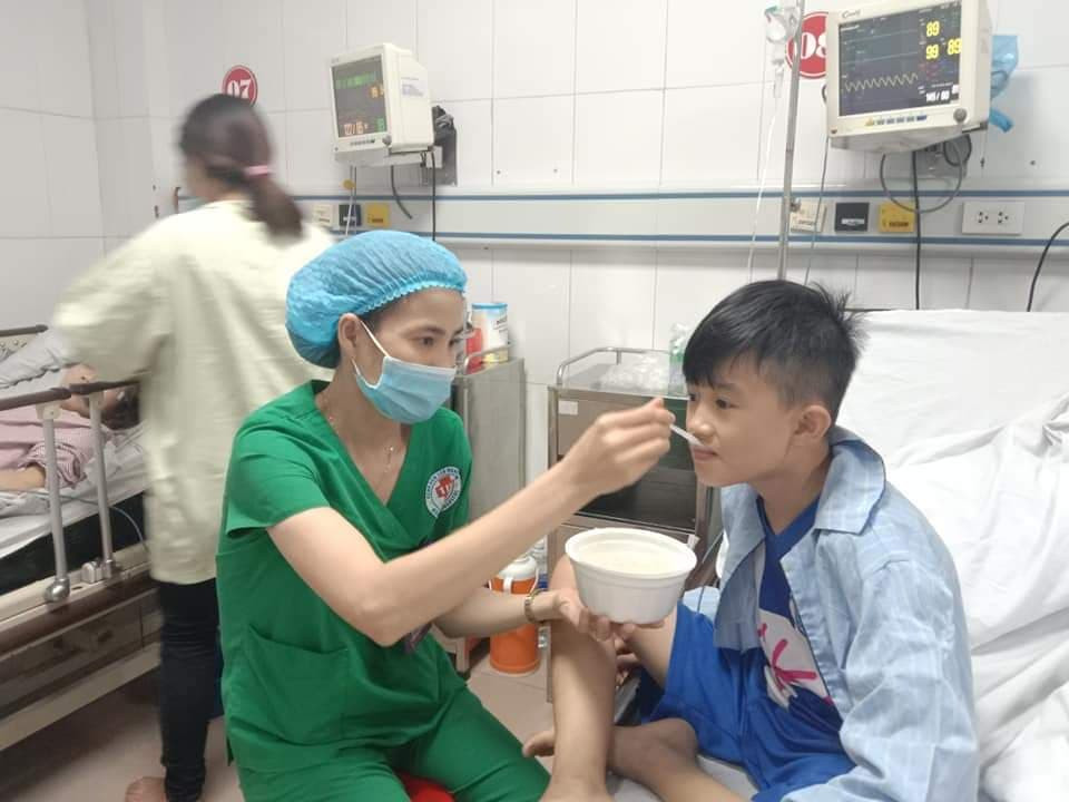 16 học sinh nhập viện vì bị ong trong sân trường tấn công ảnh 2