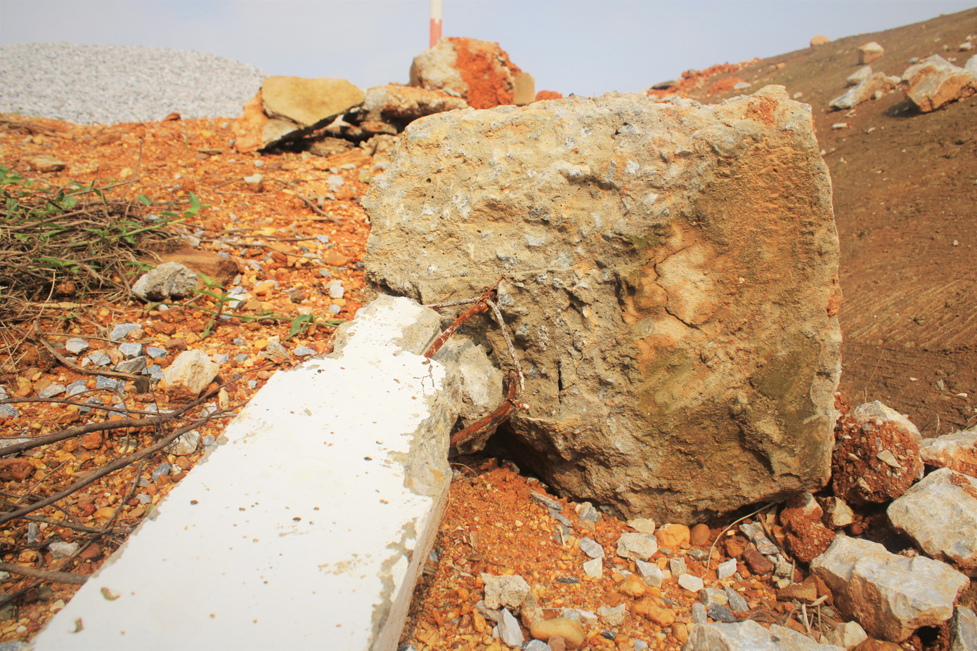 Cầu tiền tỷ vừa sử dụng 1 tháng đã hỏng sau lũ ảnh 11