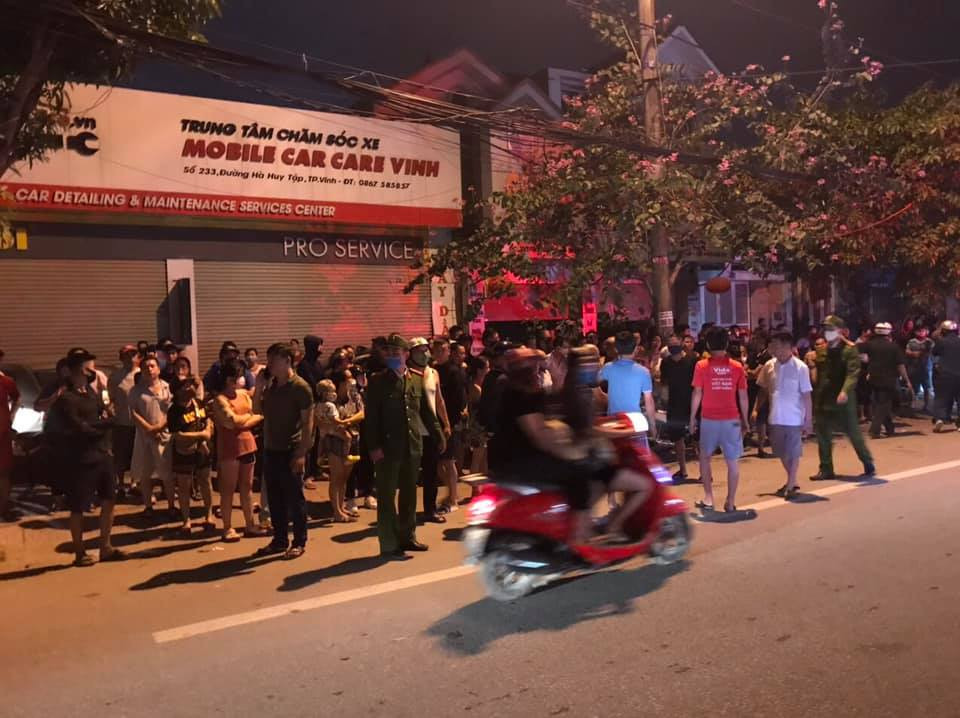 Nhà hai tầng bốc cháy dữ dội trong đêm ảnh 6