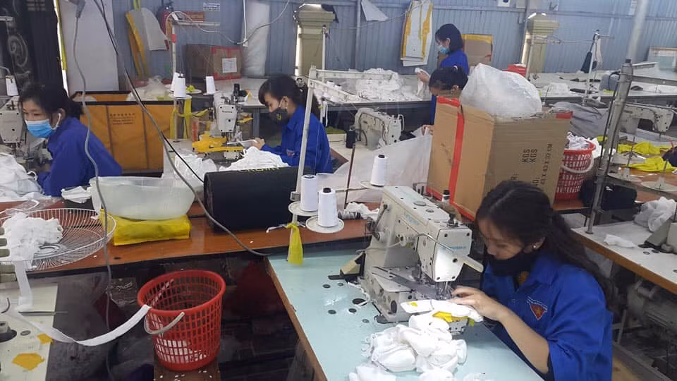 ĐVTN Nghệ An may hàng ngàn khẩu trang tặng người dân chống dịch ảnh 7