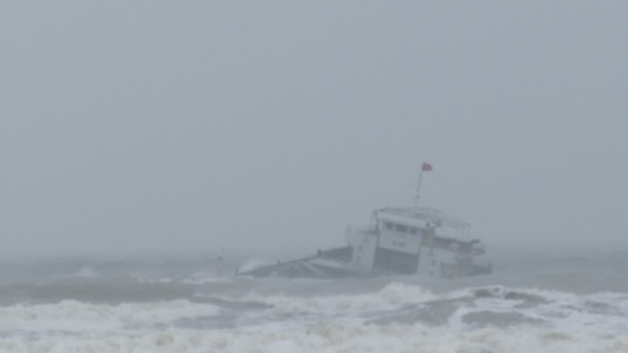 Tàu chở gần 3.000 tấn vôi gặp nạn, 8 thuyền viên may mắn được cứu ảnh 1