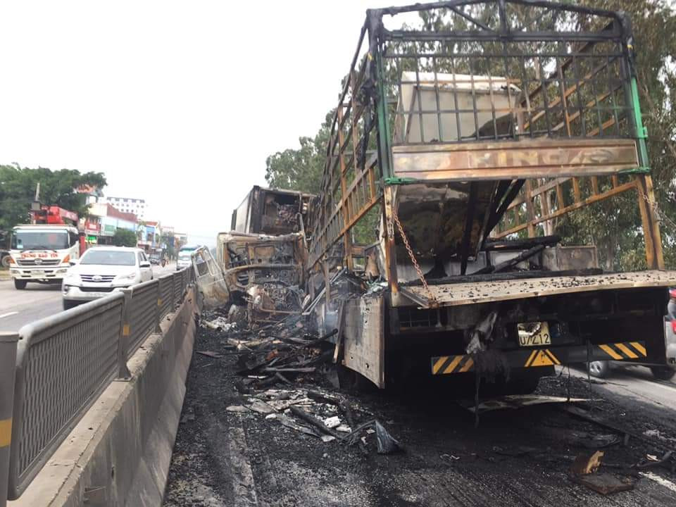 Xe tải và container bốc cháy dữ dội sau cú va chạm trên quốc lộ ảnh 2