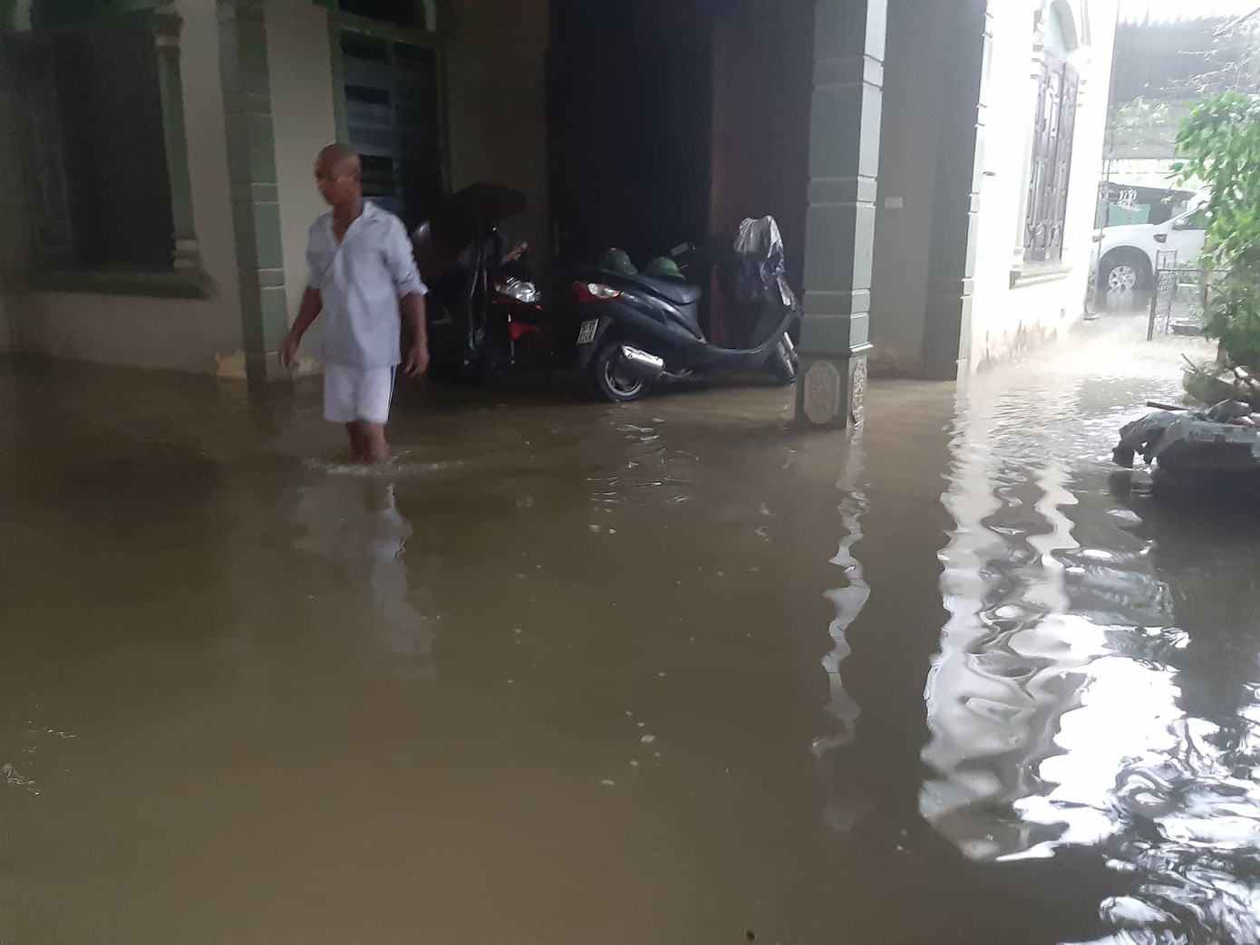 Thành Vinh 'thất thủ' sau trận mưa xối xả ảnh 9