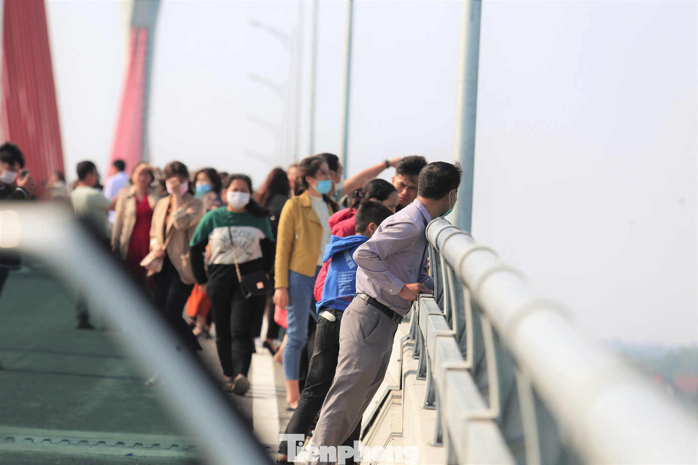 Bất chấp nguy hiểm, người dân đu dây văng trên cầu 950 tỷ đồng để chụp ảnh ảnh 9