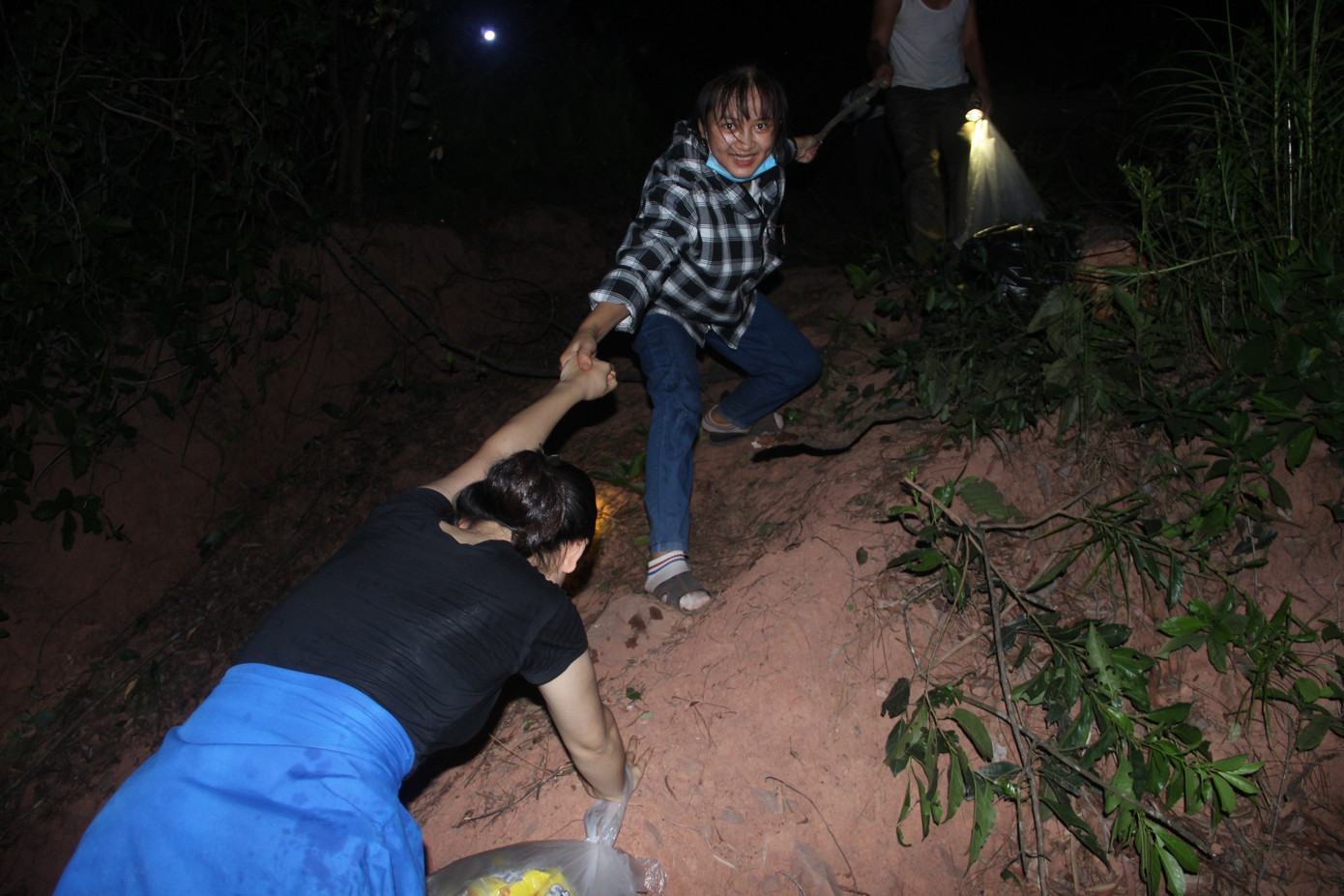 Lên dốc vượt núi tiếp tế lương thực cho lực lượng dập lửa cứu rừng ảnh 7