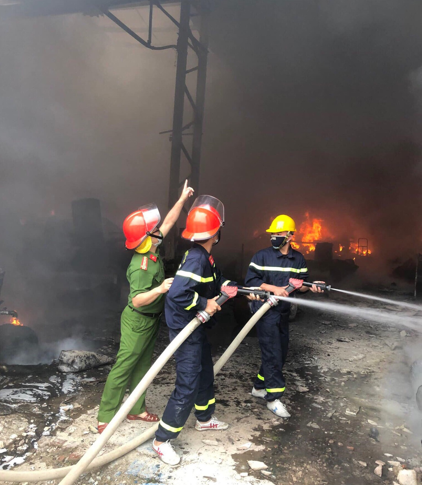 Lửa bùng phát dữ dội tại kho chứa hàng rộng 1.000m2 ảnh 7