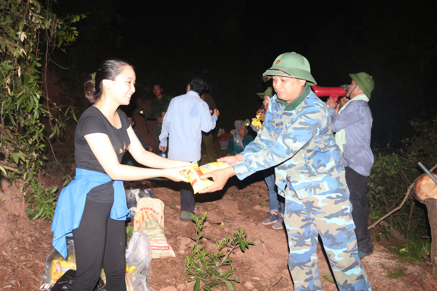 Lên dốc vượt núi tiếp tế lương thực cho lực lượng dập lửa cứu rừng ảnh 13