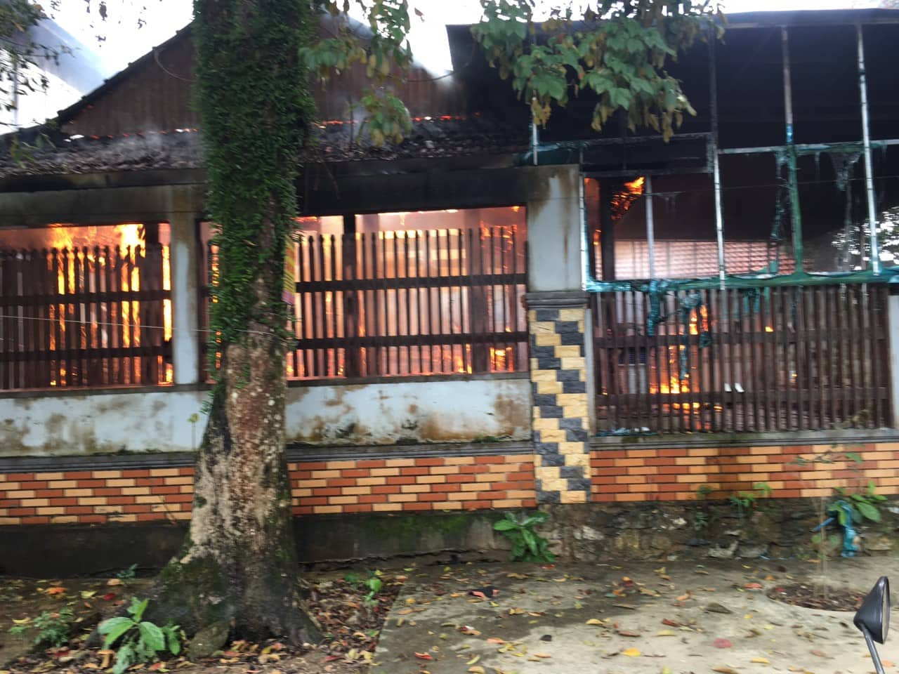 'Bà hỏa' thiêu rụi căn nhà gỗ 3 gian, thiệt hại gần 1 tỷ ảnh 2