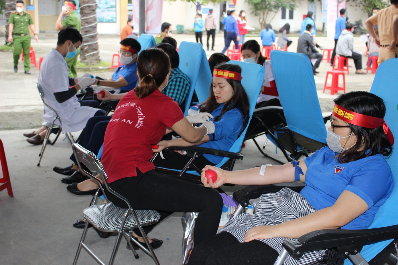 Tuổi trẻ Nghệ An hưởng ứng ‘Hiến máu an toàn - Đừng ngại COVID’ ảnh 4