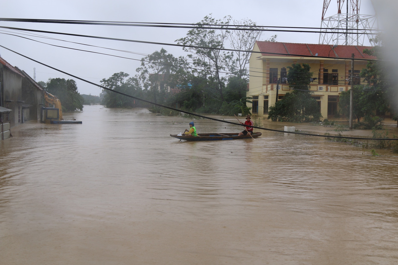 Lũ vây tứ bề: Lệ Thủy, Quảng Bình chìm trong biển nước ảnh 7