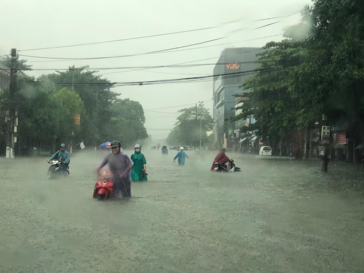 Thành Vinh 'thất thủ' sau trận mưa xối xả ảnh 1