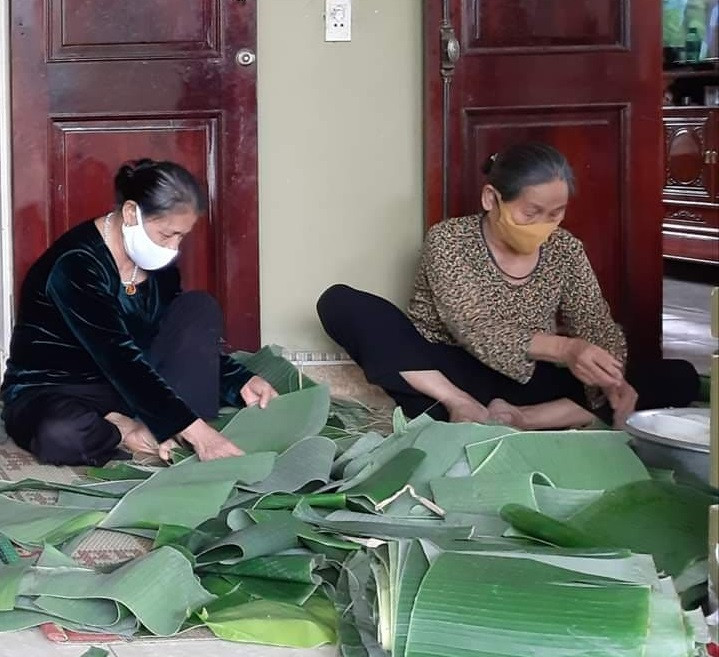 Người dân thâu đêm đỏ lửa luộc bánh chưng gửi vào khu cách ly tập trung ảnh 1