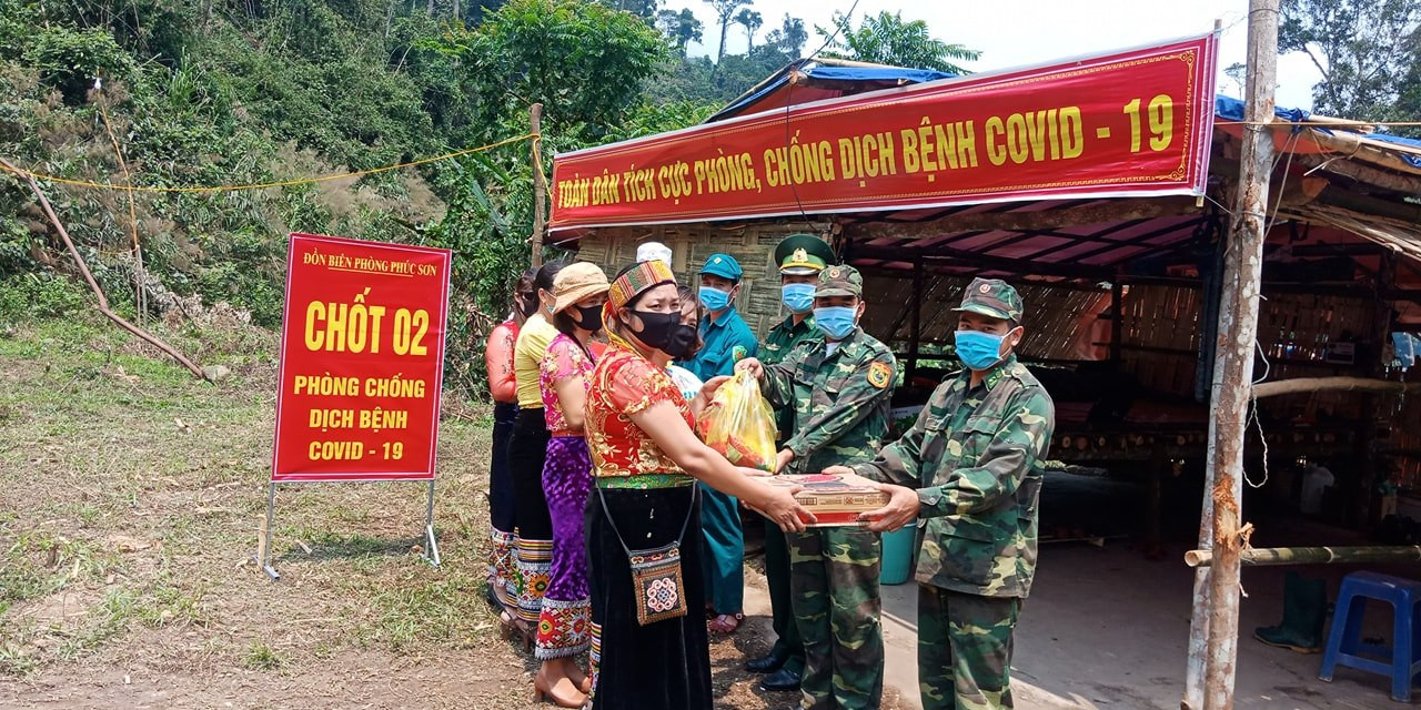 Lính quân hàm xanh trải lá chuối dọn bữa ăn bên suối để chống dịch COVID - 19 ảnh 3