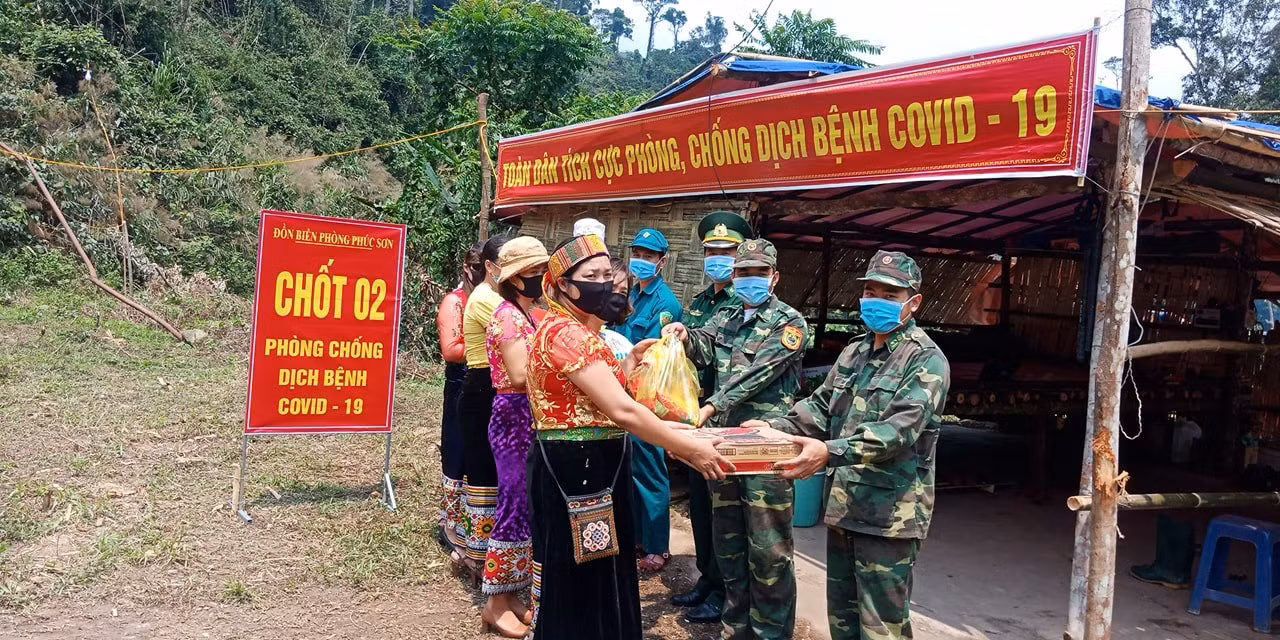Lính quân hàm xanh trải lá chuối dọn bữa ăn bên suối để chống dịch COVID - 19 ảnh 3
