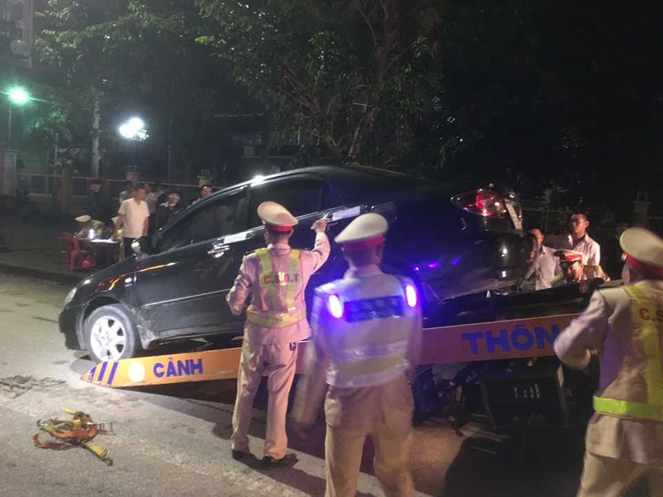 Vi phạm nồng độ cồn, tài xế thản nhiên khoá cửa ô tô rồi bỏ đi ảnh 2