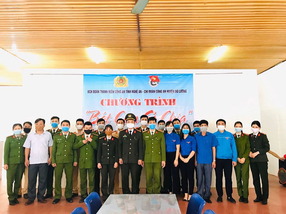 ĐVTN Nghệ An may hàng ngàn khẩu trang tặng người dân chống dịch ảnh 8