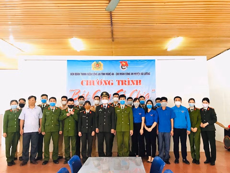 ĐVTN Nghệ An may hàng ngàn khẩu trang tặng người dân chống dịch ảnh 8