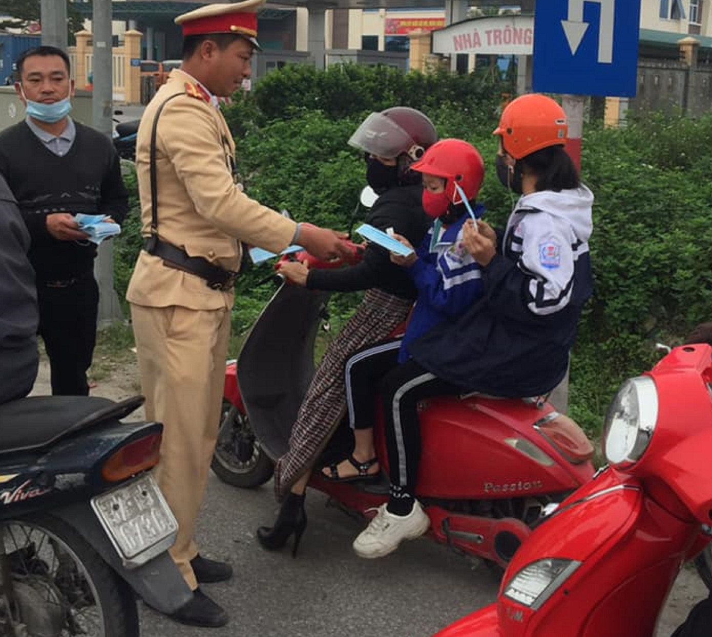 CSGT phát miễn phí khẩu trang y tế cho người tham gia giao thông ảnh 1