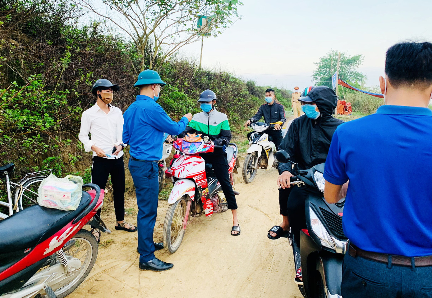 Những chuyến đò tình nguyện 'tiếp sức mùa thi' ảnh 3