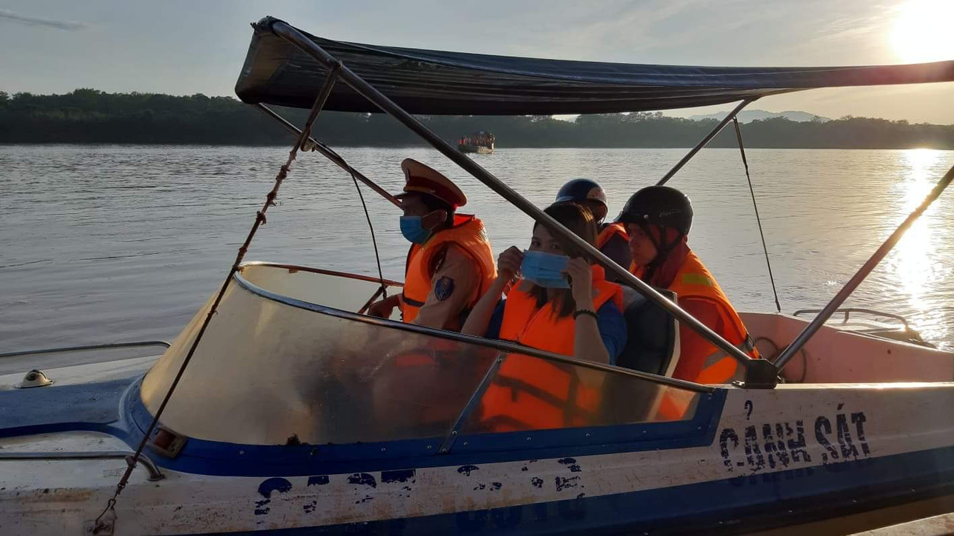 Những chuyến đò tình nguyện 'tiếp sức mùa thi' ảnh 8