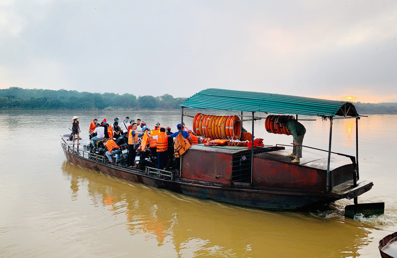 Những chuyến đò tình nguyện 'tiếp sức mùa thi' ảnh 4