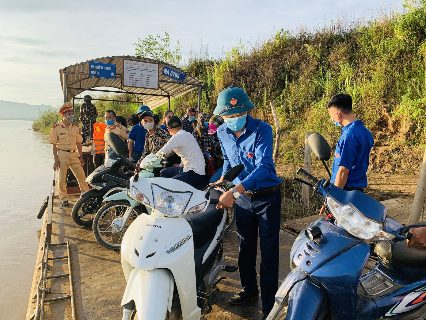 Những chuyến đò tình nguyện 'tiếp sức mùa thi' ảnh 6