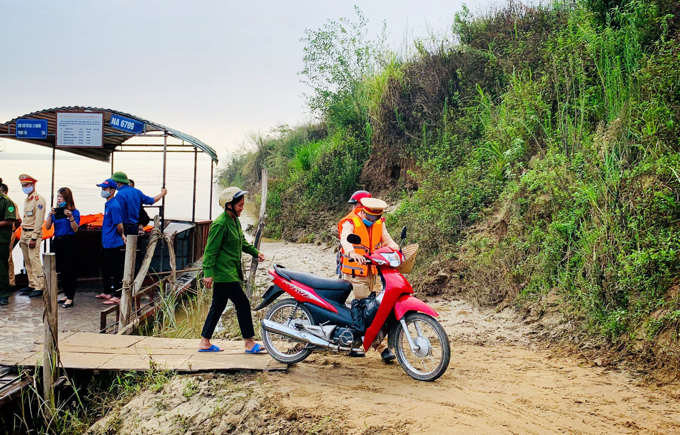 Những chuyến đò tình nguyện 'tiếp sức mùa thi' ảnh 5