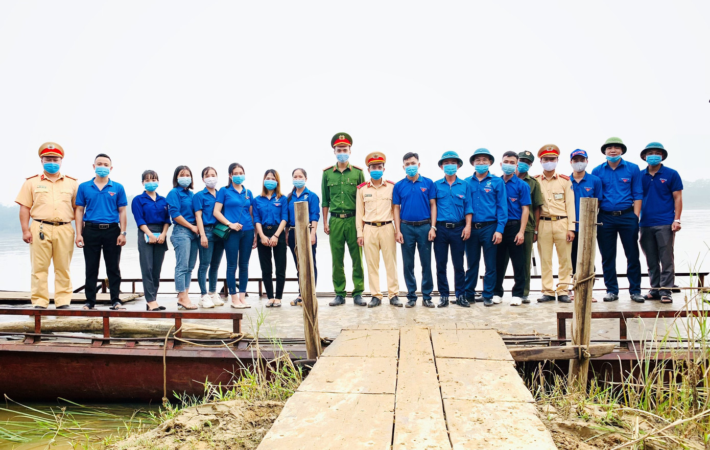 Những chuyến đò tình nguyện 'tiếp sức mùa thi' ảnh 2