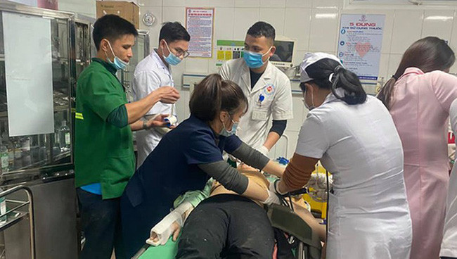 Rơi thang công trình, 11 người thương vong ở Nghệ An ảnh 2