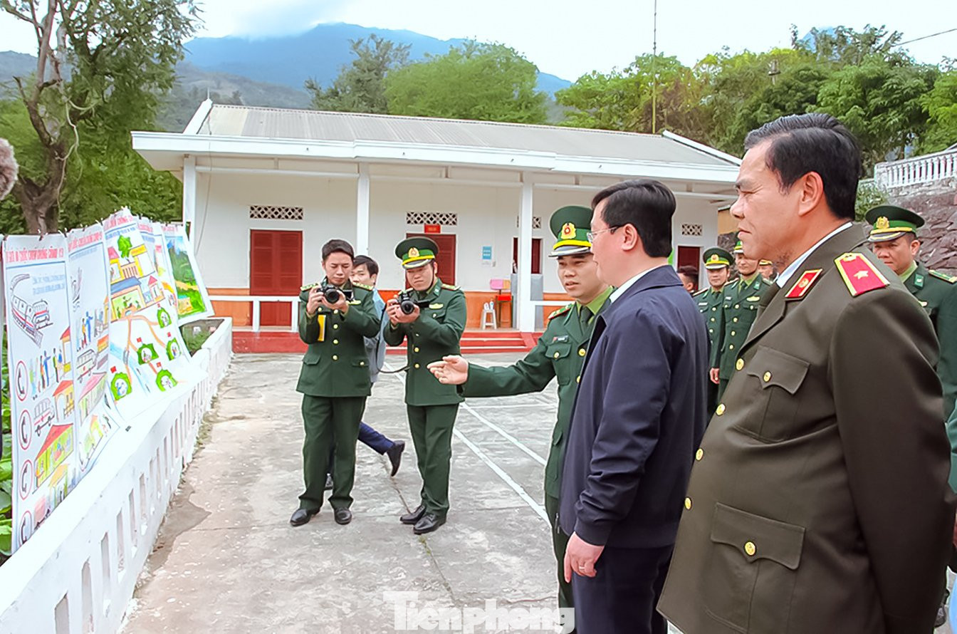 ‘Thế giới và cuộc chiến chống COVID-19’ trên nét vẽ của bộ đội biên phòng ảnh 9