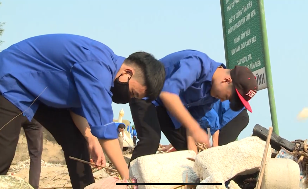 Hơn 150 đoàn viên thanh niên Hà Tĩnh ra quân làm sạch biển ảnh 1