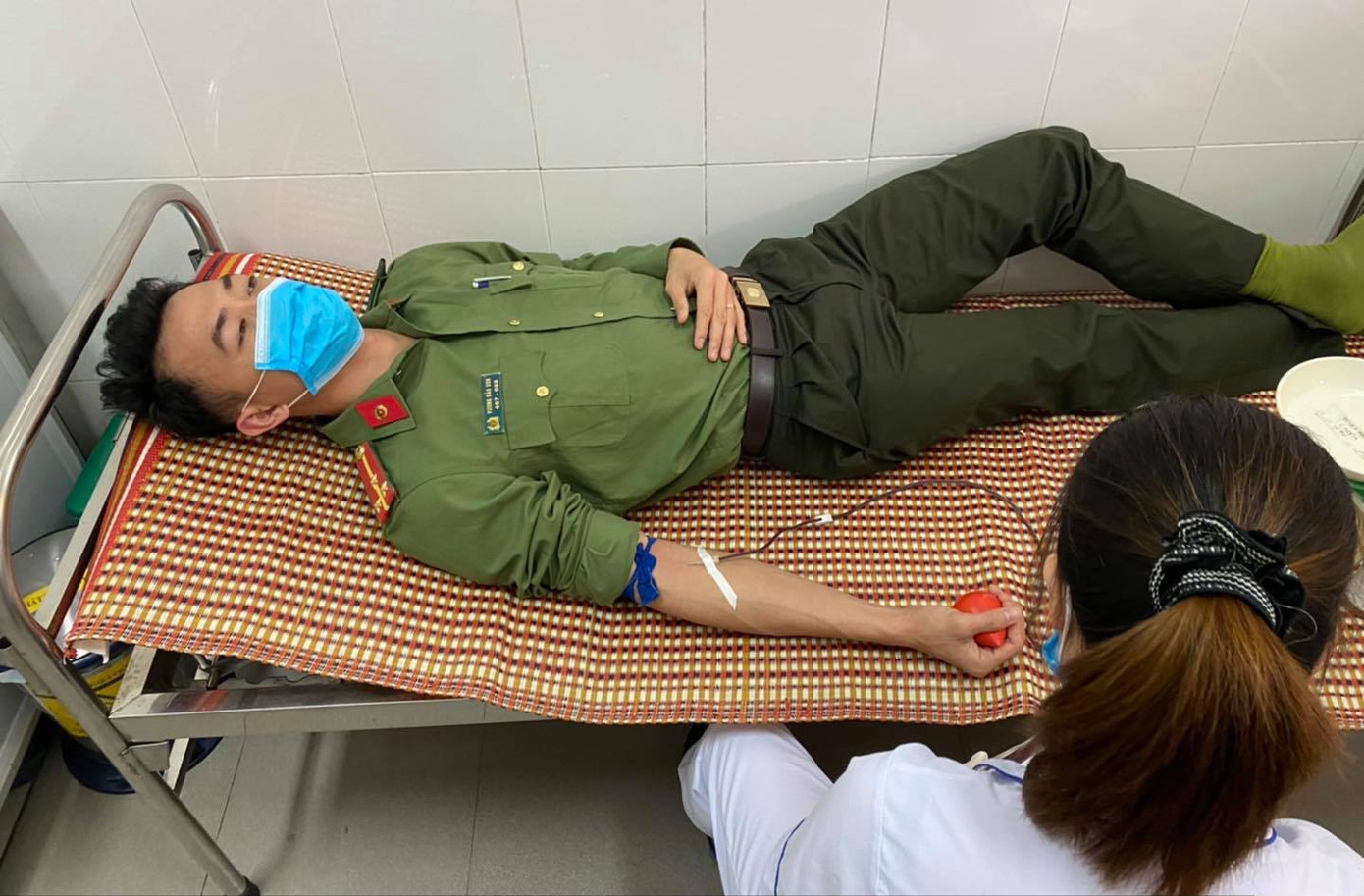 Đoàn viên, thanh niên mang quân hàm hiến máu cứu người qua cơn nguy kịch ảnh 1