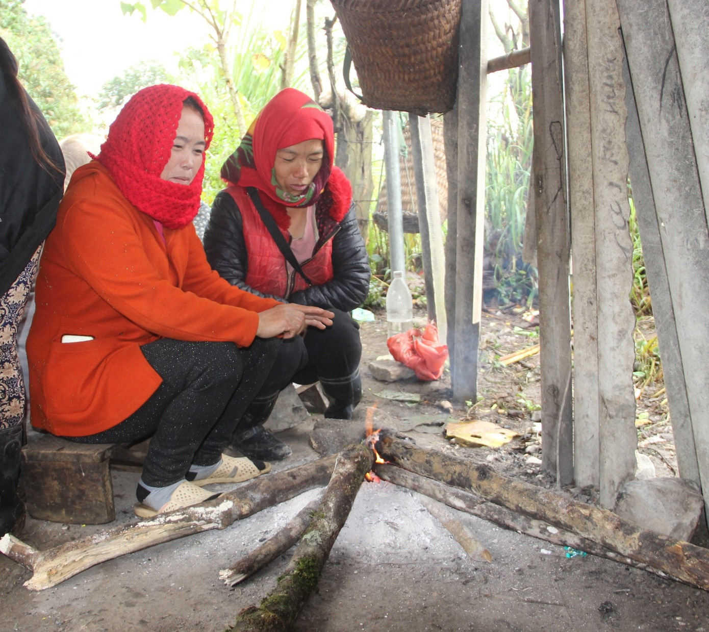 Người dân vùng núi co ro đốt lửa chống rét ảnh 4