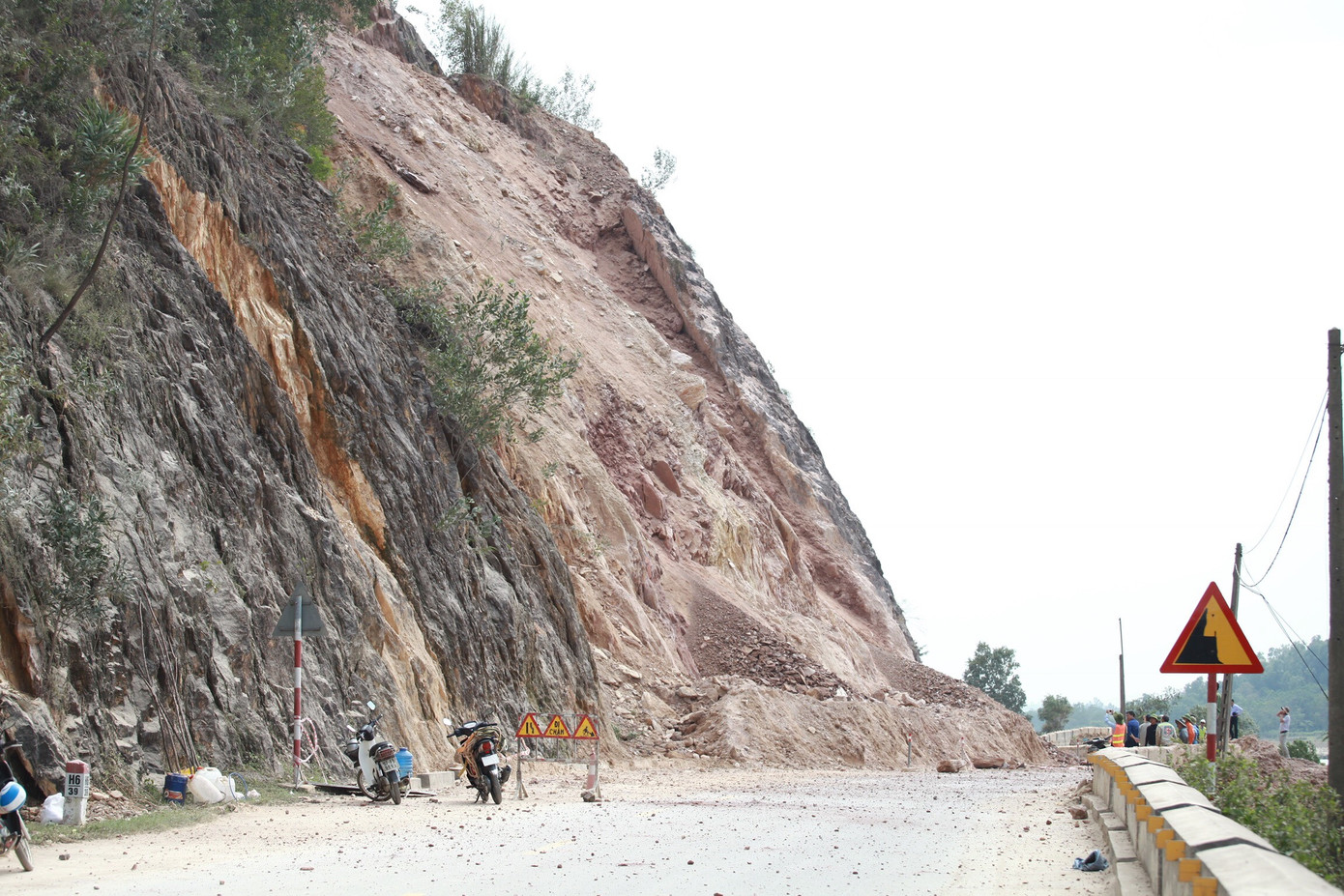 Nổ mìn phá đá thông tuyến trên quốc lộ 46 ảnh 4