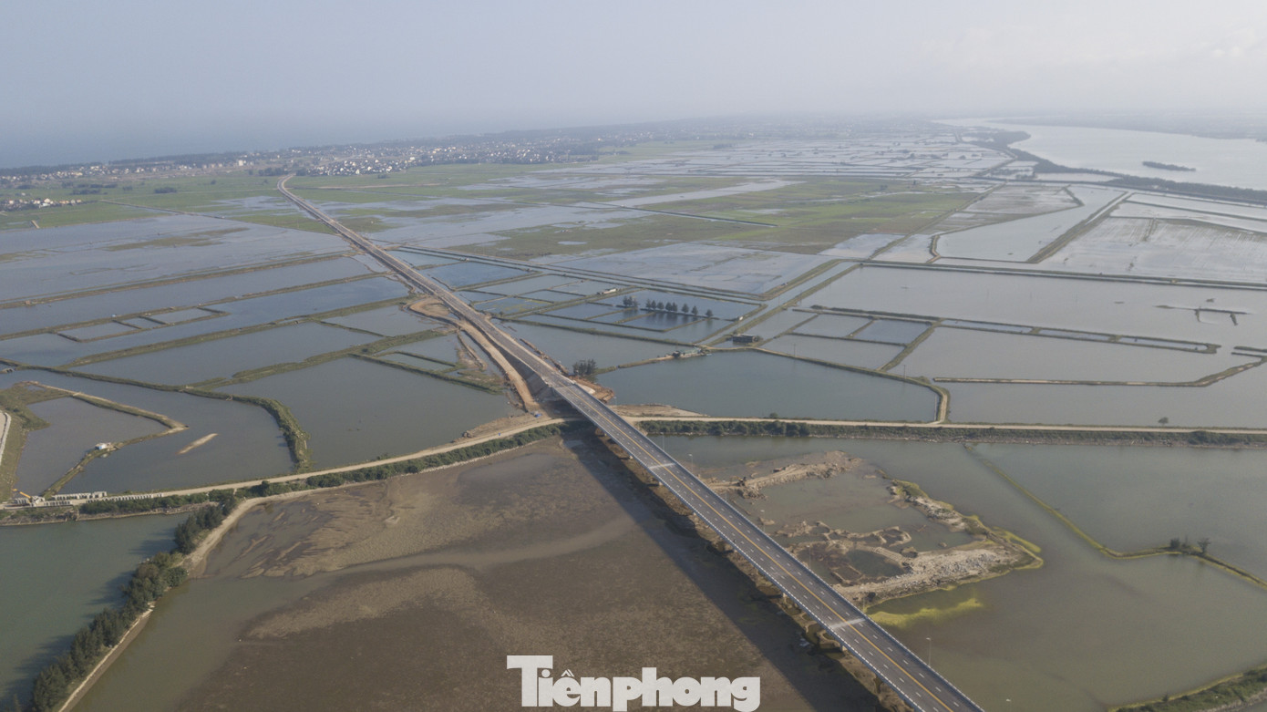 Nhìn từ trên cao cây cầu 950 tỷ đồng nối Nghệ An và Hà Tĩnh ảnh 6