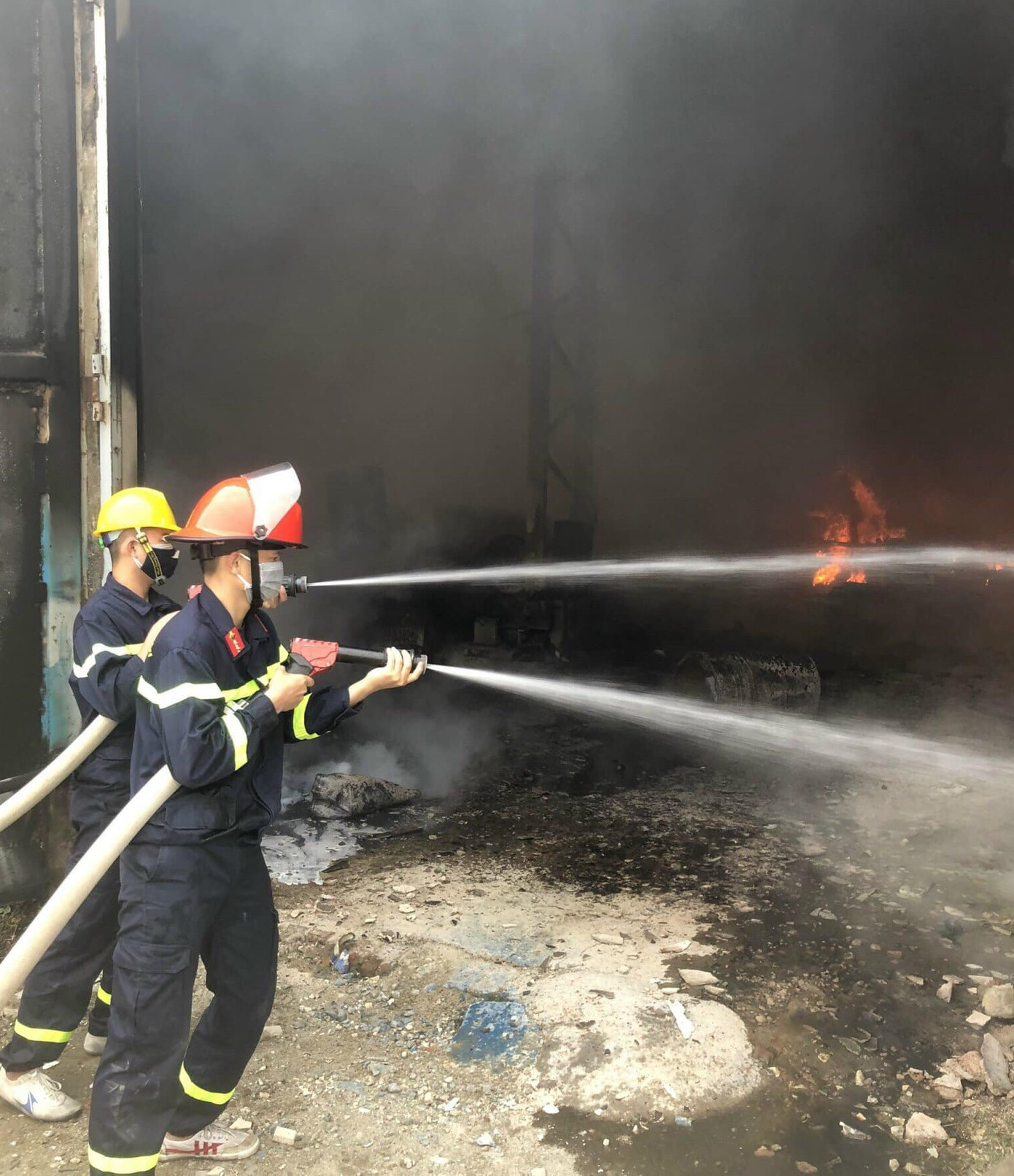 Lửa bùng phát dữ dội tại kho chứa hàng rộng 1.000m2 ảnh 5