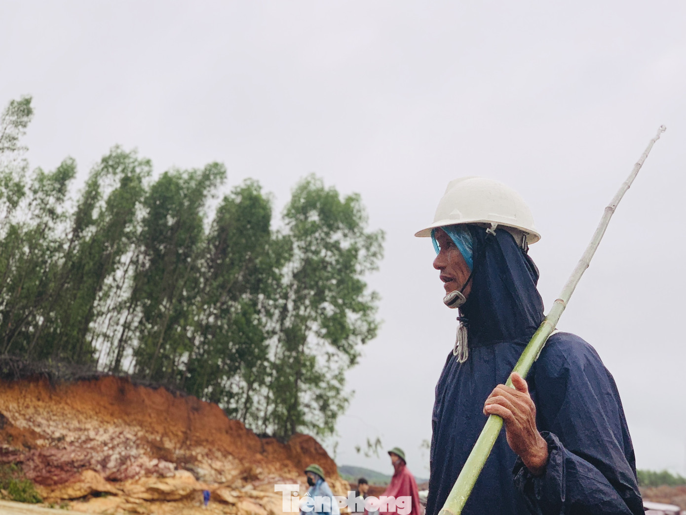 Hàng chục người bất chấp hồ xả lũ vẫn săn bắt cá dưới dòng nước xiết ảnh 11