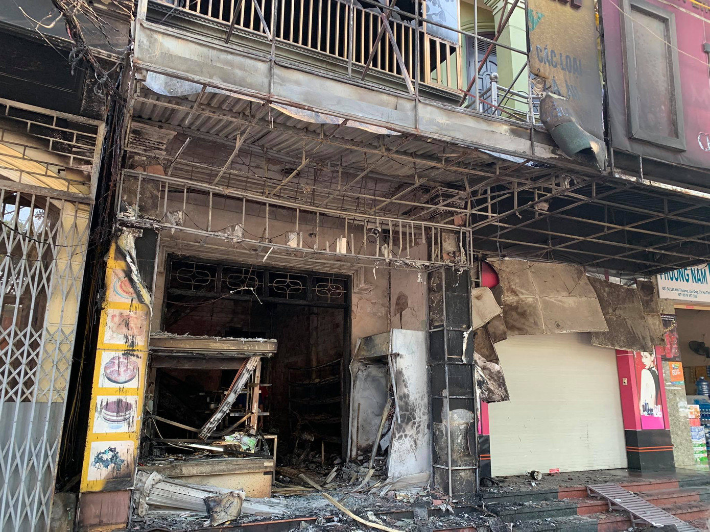 Tiệm bánh 3 tầng bị thiêu rụi lúc rạng sáng ảnh 1