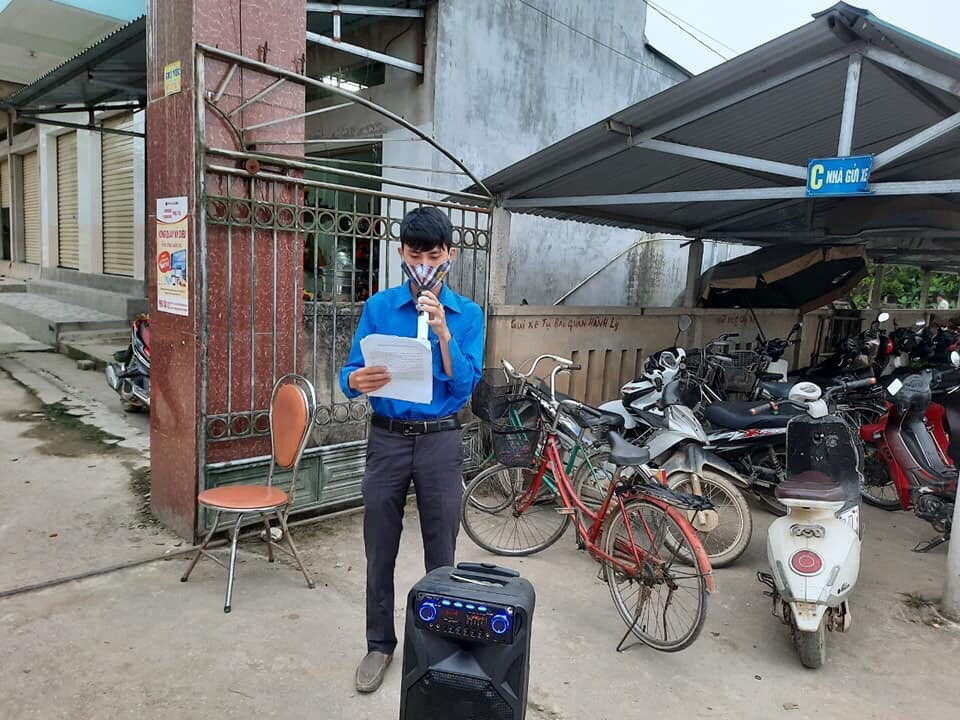 Thanh niên tình nguyện 'cõng loa' đến từng thôn xóm tuyên truyền phòng COVID-19 ảnh 5