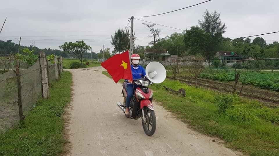 Thanh niên tình nguyện 'cõng loa' đến từng thôn xóm tuyên truyền phòng COVID-19 ảnh 1