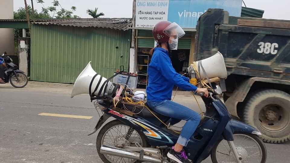 Thanh niên tình nguyện 'cõng loa' đến từng thôn xóm tuyên truyền phòng COVID-19 ảnh 2