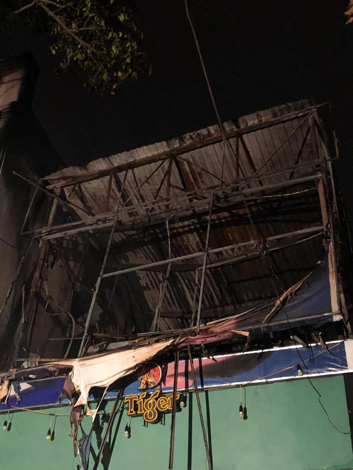 Nam thanh niên bỏ ý định tự tử sau hơn 2 giờ 'cố thủ' trên nóc nhà ảnh 6