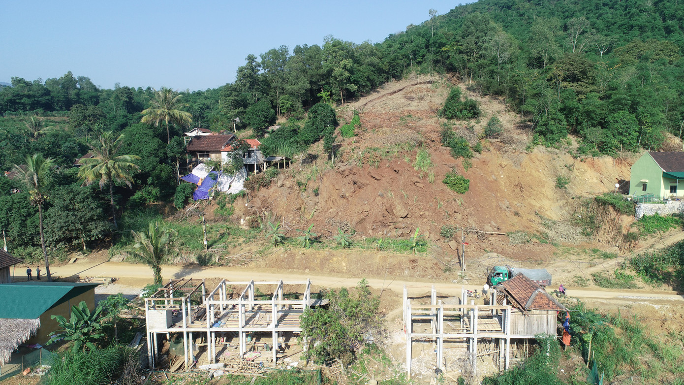 Làm nhà tạm di dời hàng chục hộ dân ra khỏi vùng nguy cơ sạt lở cao ảnh 3